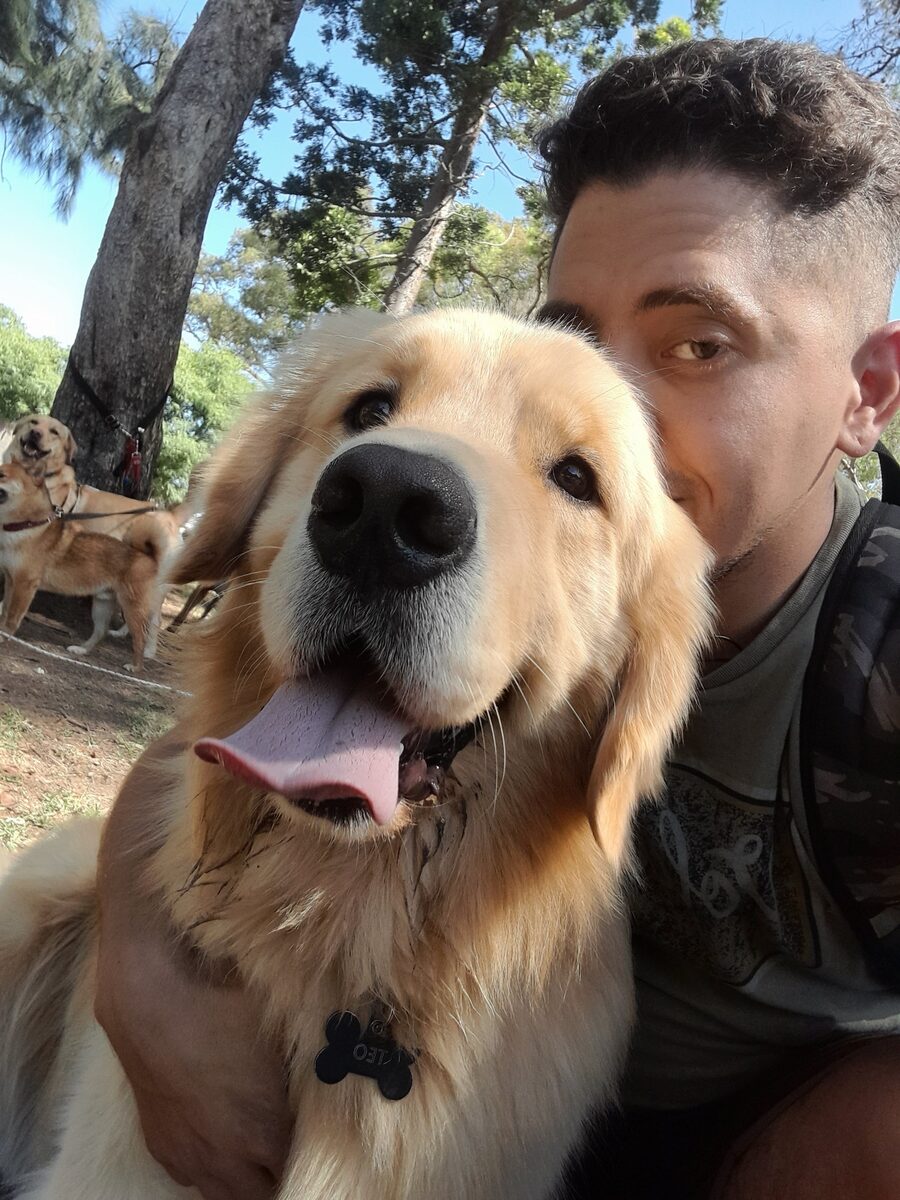 Iván Manuso junto a un perro de El Club Can